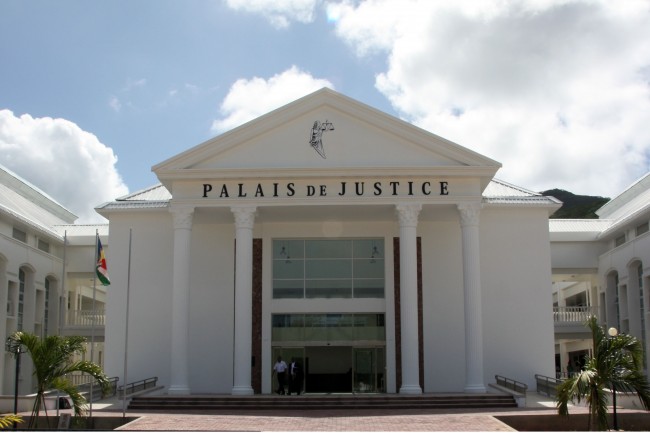 Le siège de la justice à Port Victoria - Seychelles qui est désormais un des seuls pays à accepter de juger les pirates somaliens (crédit : Ministère néerlandais de la Défense)