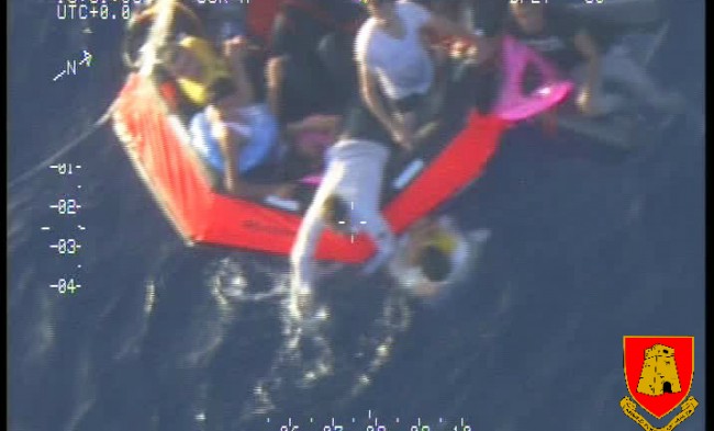Le raft largué par l'avion a permis de sauver plusieurs migrants (crédit : Forces armées maltaises)