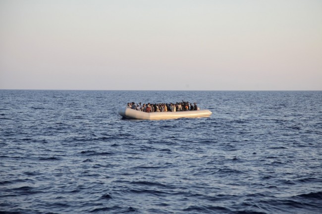 Canot de migrants en mer (crédit : agence Frontex)
