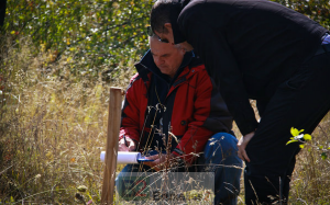 Le coordinateur de EULEX, Krassimir Nikolov, lors d'un travail d'exhumation de "tombes sauvages" (crédit : EULEX, octobre 2013)