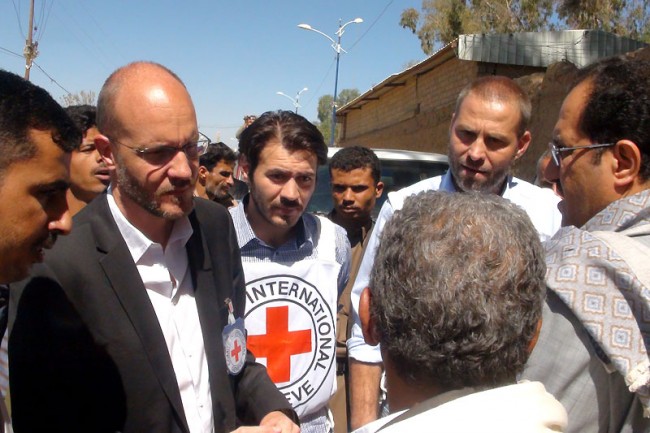 Cédric Schweizer à Dammaj en 2013 lors d'une évacuation de blessés (crédit : CICR)