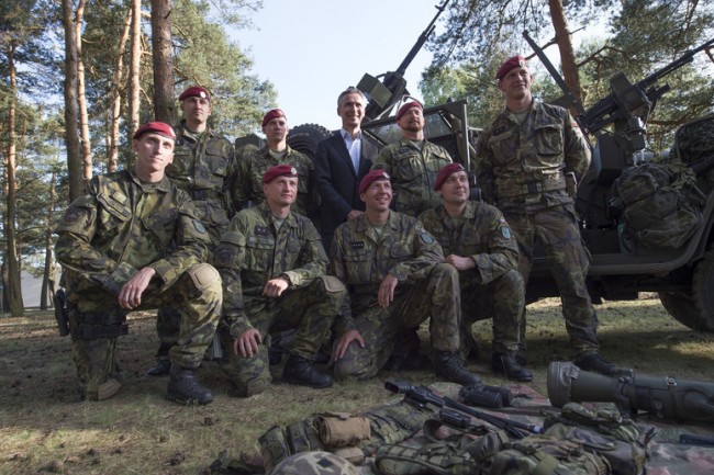 Jens Stoltenberg et des soldats de l'exercice Noble Jump 2015 (crédit : OTAN)